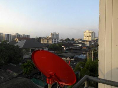 In Bangkok hatte unsere erste Unterkunft einen netten kleinen Balkon mit schoenem Ausblick.<br />
Wir hatten ein Gemeinschaftszimmer mit 10 Betten und einem Gemienschaftsbad. Unsere Bettnachbarn waren sehr nett und haben uns jede Menge ueber das Reisen und ihre gesammelten  Erfahrungen erzaehlt.
