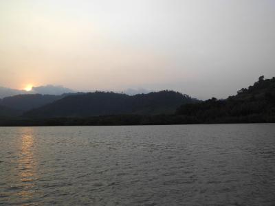Sonnenuntergang auf Ko Chang. Spaeter kamen wir an einer  Hochzeit vorbei und erlebten die thailaendische Gastfreundschaft. So wurden wir zu einem grossen Buffet eingeladen und freundlich aufgenommen.