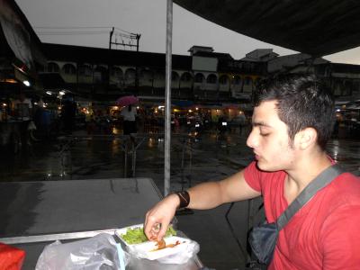 Der Nachtmarkt in Trat: viele Essensstaende und nach Marktschluss viele viele Ratten.