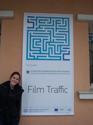 Juli mit Plakat