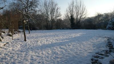 ...Schnee im Garten...