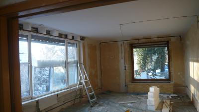 ...das Wohnzimmer mit altem Fenster und gedaemmtem Rollokasten...