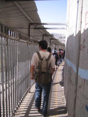 zwischen Mauer und Gitterzaun