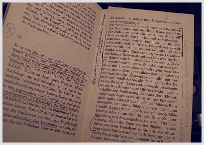 Vom Vorbesitzer markierte Seiten aus Walter Benjamin, "Das Kunstwerk im Zeitalter seiner technischen Reproduzierbarkeit"