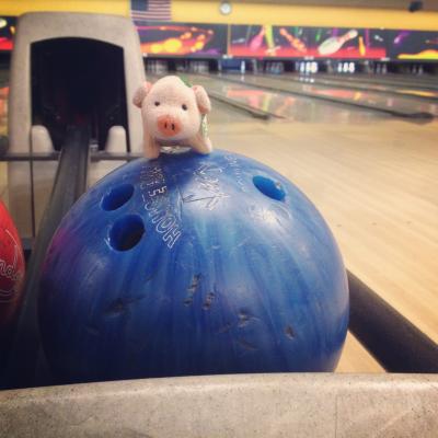 Charlotte St. Pete wollte natürlich auch mit bowlen // Charlotte St. Pete wanted to join the bowling of course