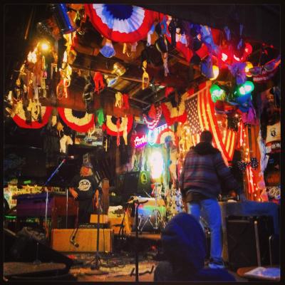 Diese wunderschön geschmückte Bühne stand im "Little Bear" in Evergreen, wo wir Samstag zum Burgeressen waren // This beautifully decorated stage is located at the "Little Bear", which is a Burger restaurant we went to on Saturday