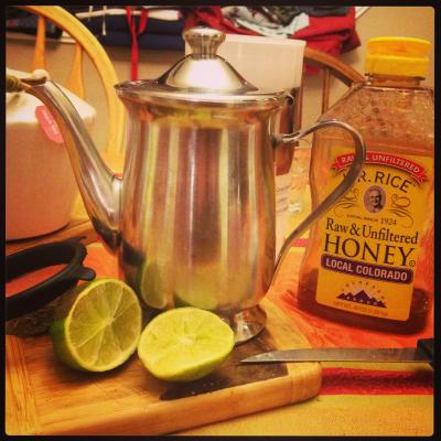 Das ist der Tee, den Raphaelle mir gekocht hat, als ich Mittwochabend krank war. Rosmarin-Thymian-Tee mit einem Spritzer Limonensaft und ganz viel Honig. // This is the tea that Raphaelle made for me when I got sick on wednesday evening. Rosemary-thyme-tea with a little Lemonjuice and a lot of honey.