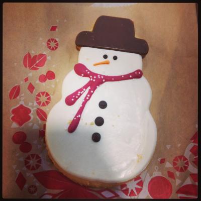 Diesen niedlichen Schneemann-Keks hat Adrien gegessen, als wir eine kleine Einkaufspause eingelegt haben. Lecker! // This cute little snowman cookie belonged to Adrien. He had it, when we took a little break from all the shopping. Delicious!