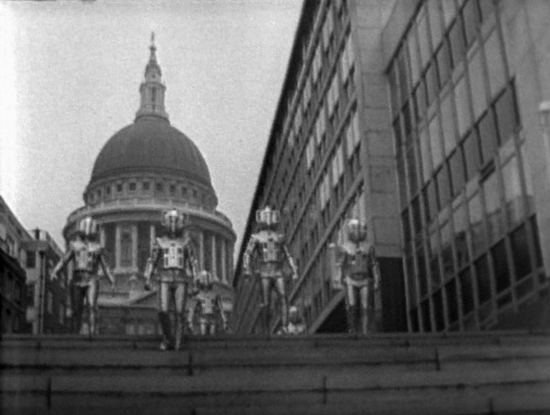 Cybermen auf den Treppen zur Themse vor St Paul's Cathedral