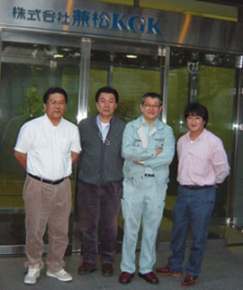 Vor der Kanematsu-Zentrale in Tokio: Herr Kimoto, Herr Kodaka, Herr Shigetomi und Herr Koizumi (von links)
<br />
Vor der Kanematsu-Zentrale in Tokio: Herr Kimoto, Herr Kodaka, Herr Shigetomi und Herr Koizumi (von links)
<br />