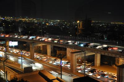 Blick von Wohnzimmer auf Sadr Express bei Nacht