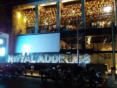 Royal Adress Café bei Nacht