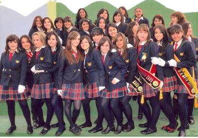 nat&uuml;rlich gibt es eine schuluniform, diese ist immer f&uuml;r montags (paradetag) und f&uuml;r feste. dann gibt es noch eine weiter f&uuml;r zwei tage die woche und noch eine dritte f&uuml;r die verbleibenden zwei tage der woche..:)