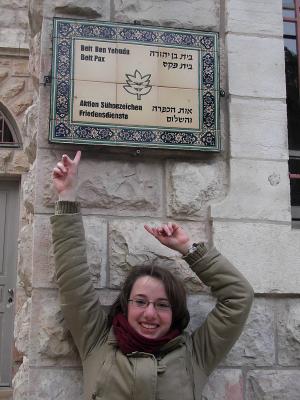 Marie-Luise vor dem ASF-Haus "Beit Pax" in Jerusalem Marie-Luise vor dem ASF-Haus "Beit Pax" in Jerusalem