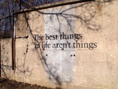 "The best things in life aren't things" von Stencil Revolution