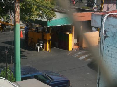 Checkpoint Carlos: Der Eingang zu unserem Wohnviertel.