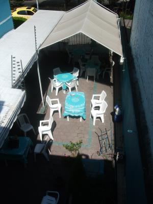 Suchbild: Finde den skypenden Franzosen.