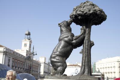 Der B&auml;r und der Erdbeerbaum - das Wahrzeichen der Stadt, das auch im Wappen zu sehen ist. Es steht auf dem Platz Puerta del Sol.