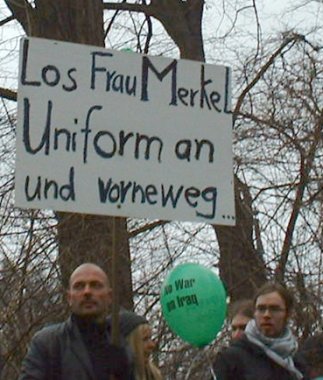 Banner während der Antikriegsdemo am 15. Januar 2003