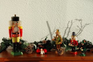 Nussknacker, Räuchermänchen, Weihnachtskugeln und Jahresendfigur