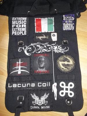 Ja ich habe es geschafft. Ich habe meine neue Tasche wirklich schon wieder umgestaltet. Ist sie nicht sch&ouml;n geworden? <br />
<br />
Ich bin zumindest Stolz auf mich und liebe diese Tasche.