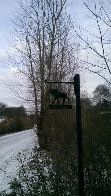 Das liegt in der Nachbarschaft und man darf gespannt sein, wie so ein Schild wohl vor einem deutschen Haus aussehen wird.... Das liegt in der Nachbarschaft und man darf gespannt sein, wie so ein Schild wohl vor einem deutschen Haus aussehen wird....