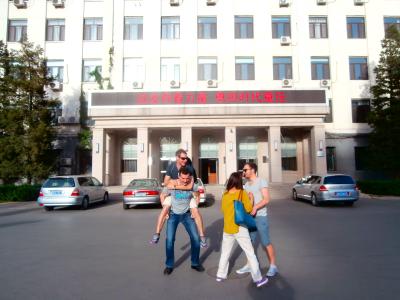 Vor der TU Beijing mit Simon, Max (deutsche Praktikanten) und Ting (chinesische Praktikantin). Vor der TU Beijing mit Simon, Max (deutsche Praktikanten) und Ting (chinesische Praktikantin).