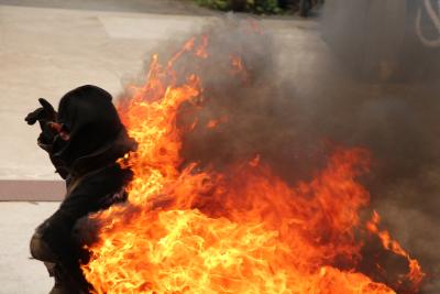 Feuer! Feuer! Feuer!
<br />
Der Mann brennt!
<br />

<br />

<br />
Zum Glück nicht ich.
<br />
xD