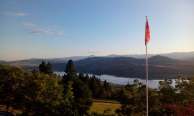 Blick von der Terasse, unten liegt der Swan Lake Blick von der Terasse, unten liegt der Swan Lake