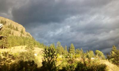 der gleiche Berg (grauer Himmel) der gleiche Berg (grauer Himmel)