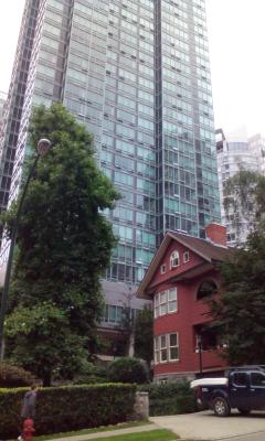 Typisch fuer die Stadt, Stilmix alt-neu und hoch-sehr hoch ;) Typisch fuer die Stadt, Stilmix alt-neu und hoch-sehr hoch ;)