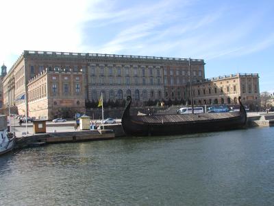 Ein Wikingerschiff vor dem königlichen Schloss