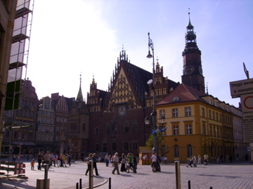 Der Rynek mit Rathaus und Tuchhallen