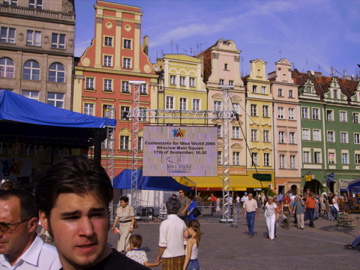 Der eigentliche Grund, weshalb wir hier waren: die Wahlen zur Miss World! Nate ist schon verdammt angetan.