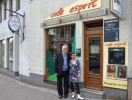 Anke und Jürgen Rüstau vor dem cafe esprit in Taucha Foto: R. Rädler