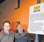 Ortsvorsitzender Tobias Meier (links) und Matthias onstantin vom FDP-Kreisvorstand Leipziger Land-Muldental stellen die neue Tafel zur FDP-Historie vor. Foto: Reinhard Rädler