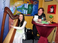 Stimmungsvolle Lesung: Susann Hastings trägt vor, Julia Lehne begleitet sie an der Harfe mit irischen Liedern.