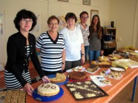 Kuchenbasar mit Estrella Scholz,
<br />
Veronika Rösler, Lolita Mai, Bärbel Mens und Sophie Krüger (v.l.n.r.)