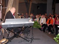 Der 82-jährige Universalmusiker Harry
<br />
Künzel unterhält in der Tauchaer Kulturscheune
<br />
musikalisch.