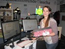 Kristina Henze am digitalen Stellwerk mit dem Modell des Tauchaer Bahnhofs