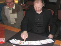 Markus Teubert beim Kartentrick, Foto: M. Kudra