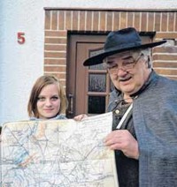 Jürgen Ullrich präsentiert mit einer Schülerin den historischen Stadtplan.