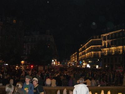 Auch wenn man es schlecht sehen kann: eine große Straße, komplett mit Menschen gefüllt. Auch wenn man es schlecht sehen kann: eine große Straße, komplett mit Menschen gefüllt.
