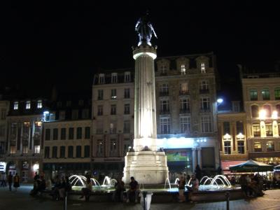 Der besagte Brunnen, hier noch mit wenigen Menschen. Der besagte Brunnen, hier noch mit wenigen Menschen.