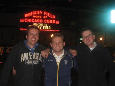 Drei Schwule Deutsche vor dem Wrigley Field Baseball Stadion