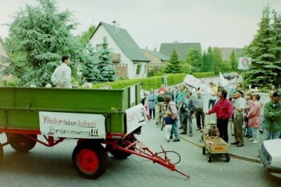 Demonstration für Tempo 30 Mühlenweg/Ecke Feldweg 1994