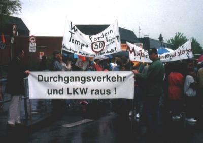 Mühlenweg-Demonstration 1994. Spruchbänder: Durchgangsverkehr und LKW raus, Tempo 30.