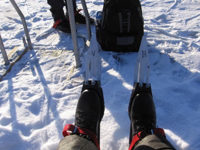 In Schweden ist alles ein bisschen länger... zumindest die Schlittschuhe. (v=vänster=links, h=höger=rechts) In Schweden ist alles ein bisschen länger... zumindest die Schlittschuhe. (v=vänster=links, h=höger=rechts)