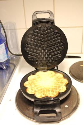 ...und nach einer Eeeeeewigkeit ist dann auch die erste Waffel fertig. ...und nach einer Eeeeeewigkeit ist dann auch die erste Waffel fertig.