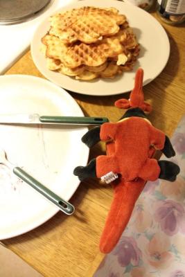 Aber eigentlich wollte ich die Waffeln ja auch mit Schnababel zusammen essen. Aber er kommt ja jetzt leider 2 Tage später. Vielleicht halten sich die Waffeln ja so lange ;) Aber eigentlich wollte ich die Waffeln ja auch mit Schnababel zusammen essen. Aber er kommt ja jetzt leider 2 Tage später. Vielleicht halten sich die Waffeln ja so lange ;)
